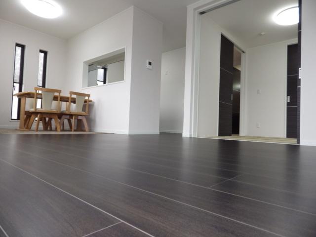 Living. Living and Japanese-style room has become the Tsuzukiai, You can also use to connect.