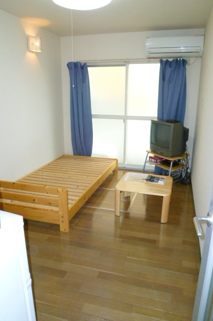 Living and room. 1F flooring, Laying 2F rug