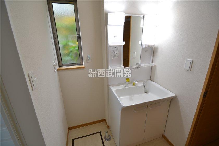 Wash basin, toilet. A Building (November 2013) Shooting