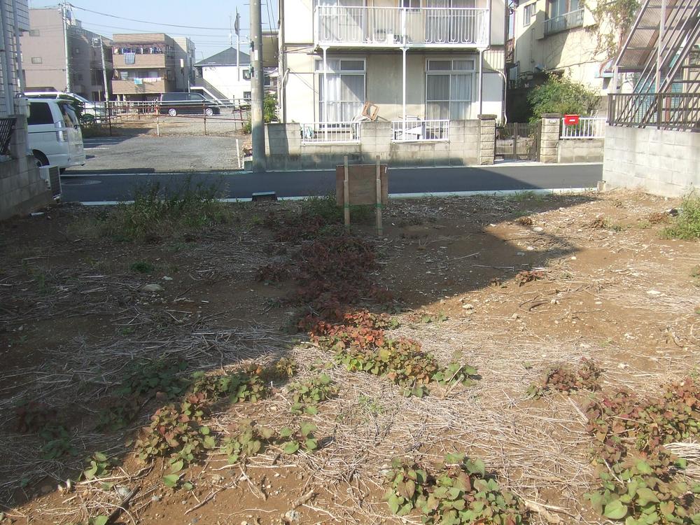 Local land photo. Front road is 6m of room. 