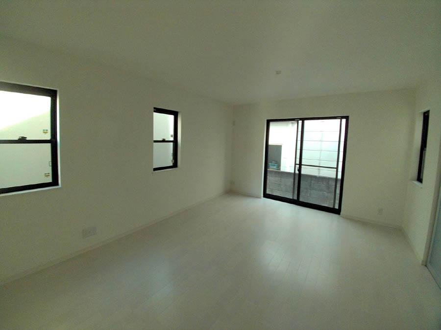 Living. Was building completed. Such as the actual image from per yang, We have to wait all the time so you can see directly.