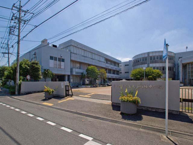 Junior high school. 1000m to Omiya Hachiman Junior High School
