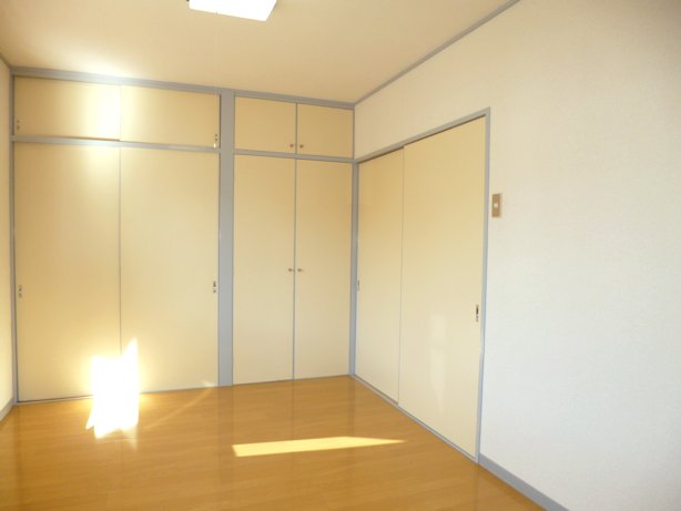 Other room space. Decorated in bright tones ・ ・ ・ Equipped with lighting fixtures in all rooms