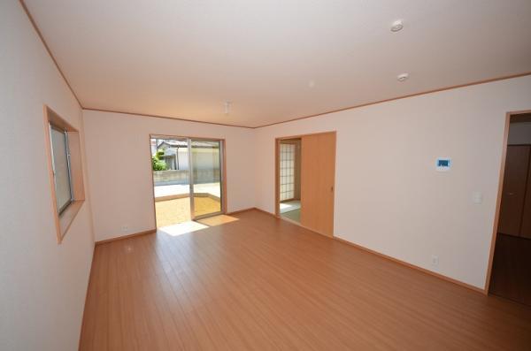 Same specifications photos (living)