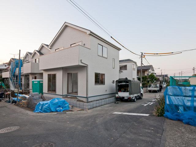 Local photos, including front road. Local (11 May 2013) Shooting