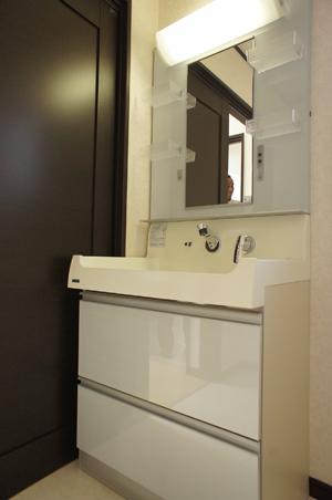 Wash basin, toilet. The company same specifications. Cleanup made, Bathroom vanity. Shine is different stainless keynote. 