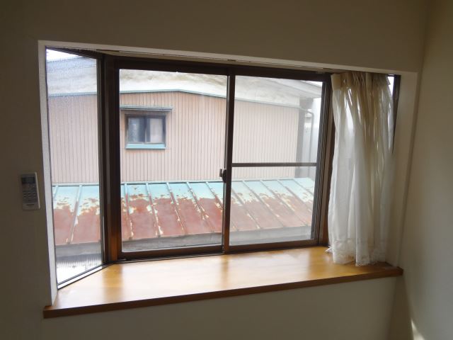 Other. It comes with a bay window.