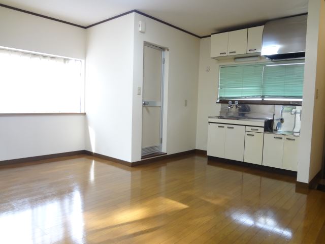 Living and room. It is a bright room with two faces Shako corner room unique.