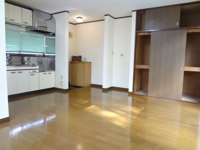 Living and room. A large Western-style 10.5 quires day is also good.