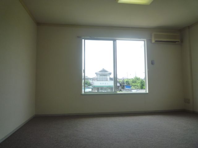 Living and room. It is beautiful and spacious Western-style. Air-conditioned