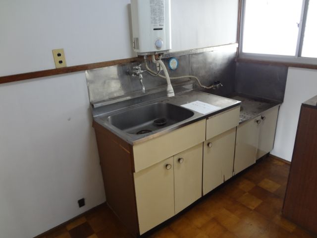 Kitchen. Gas stove is can be installed in the kitchen.