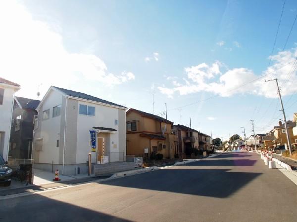 Local photos, including front road. Parking Easy because it faces the 15m road. It is convenient traffic