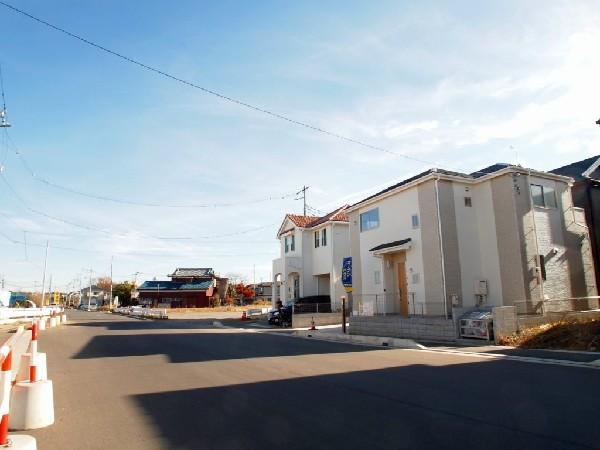 Local appearance photo. Parking Easy because it faces the 15m road. It is convenient traffic