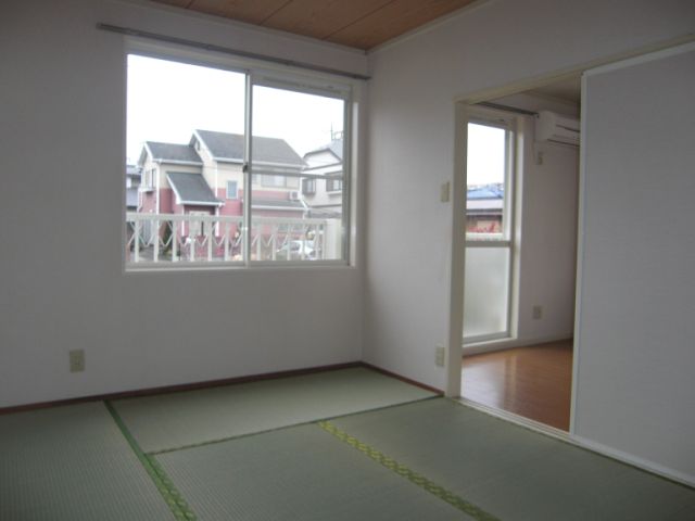 Living and room. Japanese-style room is also beautiful.