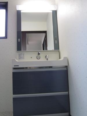 Wash basin, toilet. Indoor (September 2013) Shooting Same specifications Photos Cleanup made Vanity full of luxury stainless tone Wide mirror can also select.