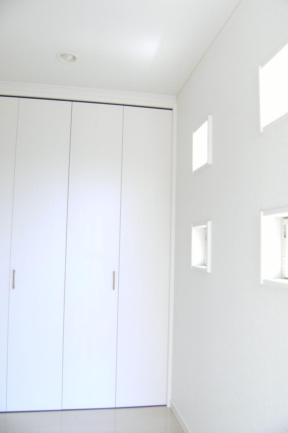 Receipt. Indoor (September 2013) Shooting Entrance summit The bright entrance of the white-collar Same specifications Photos