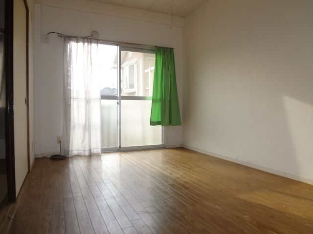 Living and room. During the day is warm.