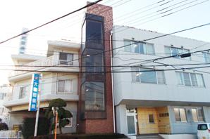 To Omiya Station, a variety of commercial facilities are substantial in, 6 minutes and good access in the Tobu Noda line available from Owada Station. It is a nice point of just 3 stops to the huge terminal station. The peripheral local, Supermarket ・ Since Maruetsu Owada store (about 380m) and Seijo Owada store (about 330m) grocery and daily necessities such as align life convenience facility is well-equipped to within a 5-minute walk, Very convenient for everyday shopping. Farm Nursery (about 260m), Akane Minuma nursery school (about 460m), Municipal Owada nursery school (about 610m), Fukuju kindergarten (about 1500m), Daisuna soil Higashi elementary school (about 1400m), Hachiman Junior High School (about 1400m), It is substantial child-rearing environment such as Omiya East Library (about 1400m). When the family of health problems such as illness or injury, But rest assured that go Owada there is a hospital (about 740m) is a 10-minute walk. Minamishinta park (about 490m), Owada East Park (about 580m), Owada 1-chome North park (about 650m), Kitayama park (about 610m), Owada natural forest (about 800m), such as play children park is dotted. Also, Owada park (about 1200m) is fulfilling the municipal Omiya stadium and tennis courts. Summer wave-making pool, Running water pool, Popular pool such as a tube slider are installed is. Also one of the weekend try to extend the legs to Omiya Park (about 1800m). As Saitama Prefecture's first prefectural park, A natural rich park of about 35ha, which was founded in 1885. And the "second park", Has become a vast park called "third park" and, combined if the total site area 67.9ha. Soccer field and baseball field, Swimming field, Athletics stadium, Archery field, gymnasium, Enhance the physical education facilities such as Omiya twin wheel field (velodrome). Small animal zoo Ya, There is also an amusement park where children can enjoy, Attractive to enjoy cherry blossoms in full bloom in the spring. The rich natural and convenience are both living, Is try to image to visit the local. 