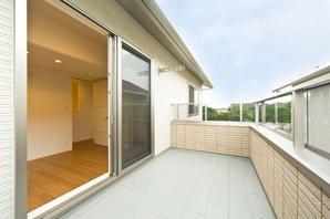 B Building, Good arrangements of the family dynamic lines are taken into account in D Building both, Living the family gather on the first floor ・ dining ・ Place the kitchen. It always seems to sound the laughter of the family to 17 tatami mats of open space. Porch and entrance, hole, Cloak, Up to the stairs under storage, It has been made commitment design. The first floor is living ・ dining ・ 4.5 tatami room and bathroom with a kitchen, Washroom, Place the toilet. The second floor and 6-mat main bedroom, 6.5 tatami mat and 6-mat of Western-style, Loft that has been placed in the main bedroom upper part (3 tatami mats), Place the toilet. I am happy also to two places 4 tatami and 1.75 tatami balcony. All the living room facing south. It housed ensure the loft housed on the second floor in a distributed storage type. There 2.25 tatami also a walk-in closet, Storage lot. The height of the ceiling is a living 2.65m, Second floor of the living room has been made open space design that ensures the 2.7m, It has been pursuing comfort for the live people who were considered to lighting and ventilation. Also, To absorb the shaking caused by an earthquake, Seismic equipment "MGEO (Emujio)" because it is equipped to mitigate, Family peace of mind. Misawa efficiently seismic energy reduced by converting the seismic energy into thermal energy by its own high-damping rubber, Ensure a high level of safety. Not only prevent the collapse of the house, It has to be kept to a minimum even damage such as wallpaper. Life that can be peace of mind, It seems to me the family to smile. 