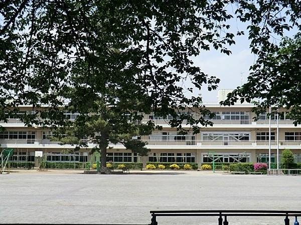 Primary school. 590m to the east Municipal Daisuna soil