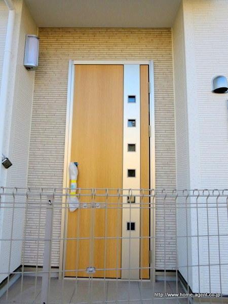 Entrance. Crime prevention measures already entrance door