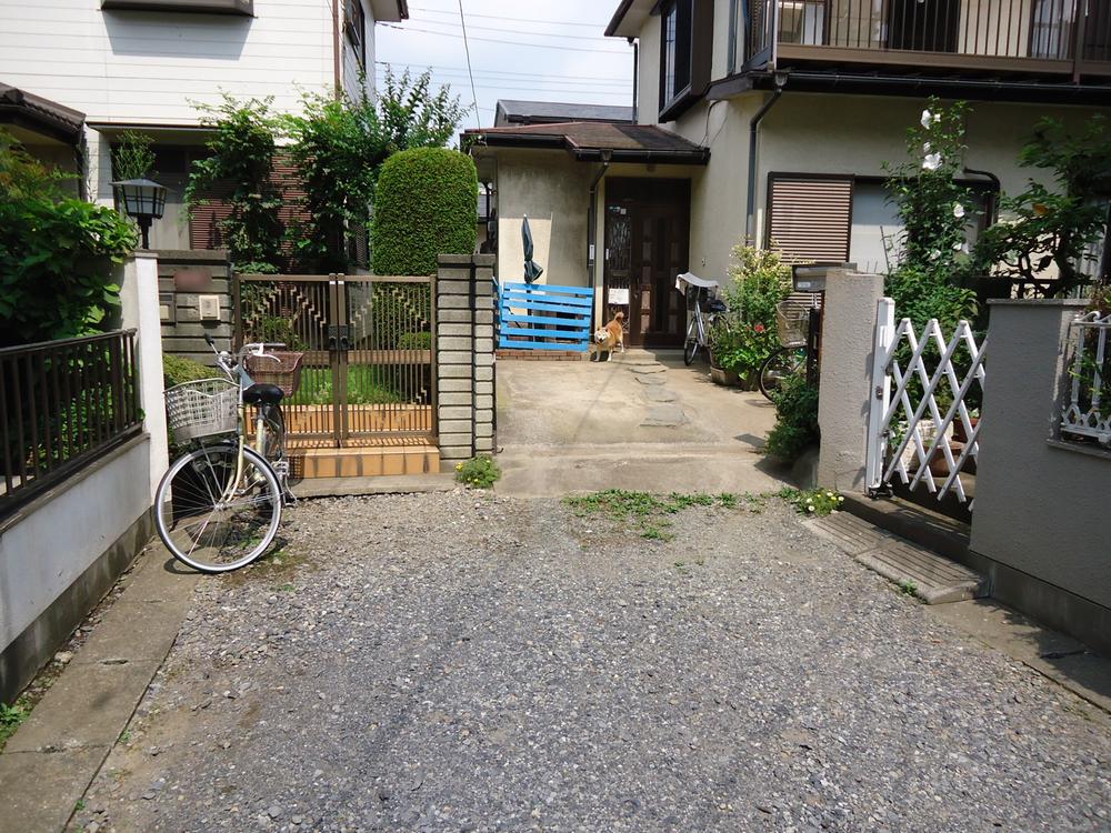 Local photos, including front road. Local (August 2013) Shooting