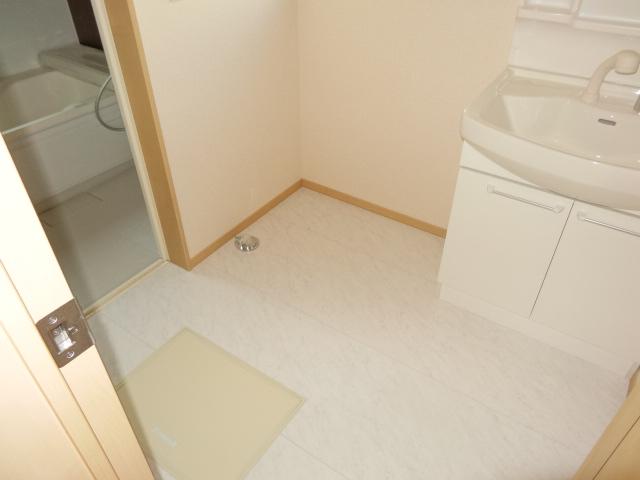 Wash basin, toilet. It is with under-floor storage