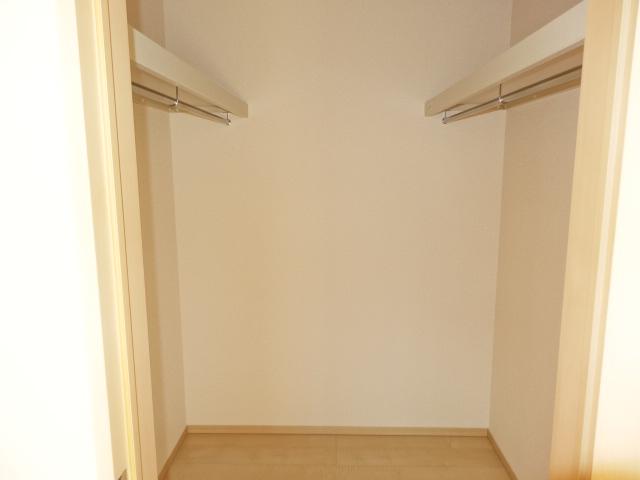 Receipt. 5 Building walk-in closet