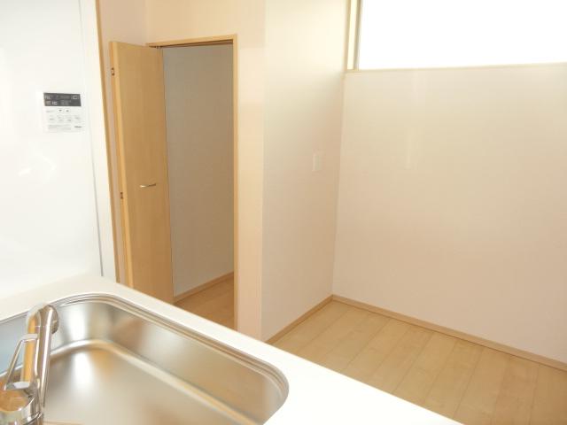 Receipt. 5 Building kitchen next to housing