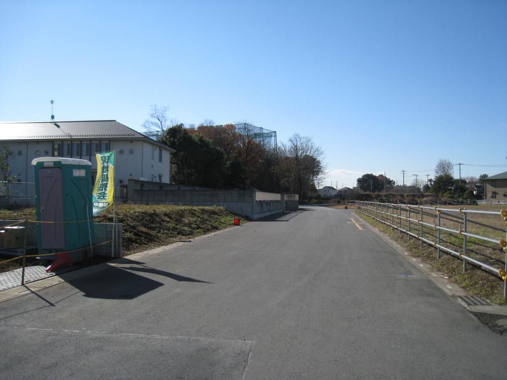 Local photos, including front road. Small front road the car street