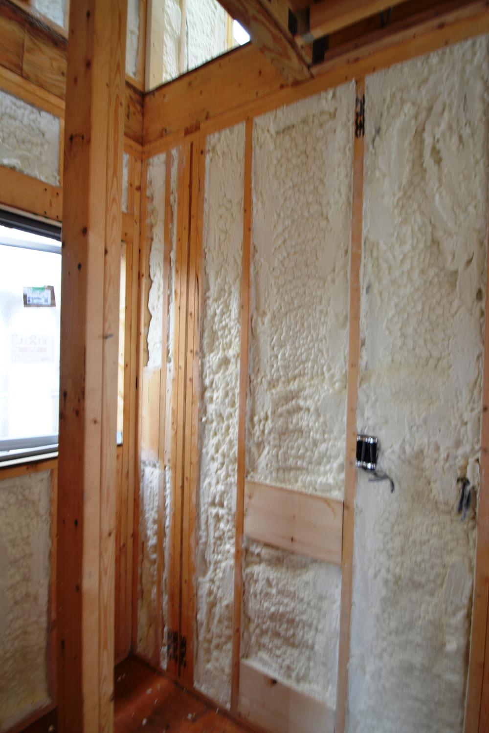 Construction ・ Construction method ・ specification. Because the foam insulation, Cool in summer ・ ・ Warm in winter ・ ・ For us like keeping the room like a thermos at a constant temperature.