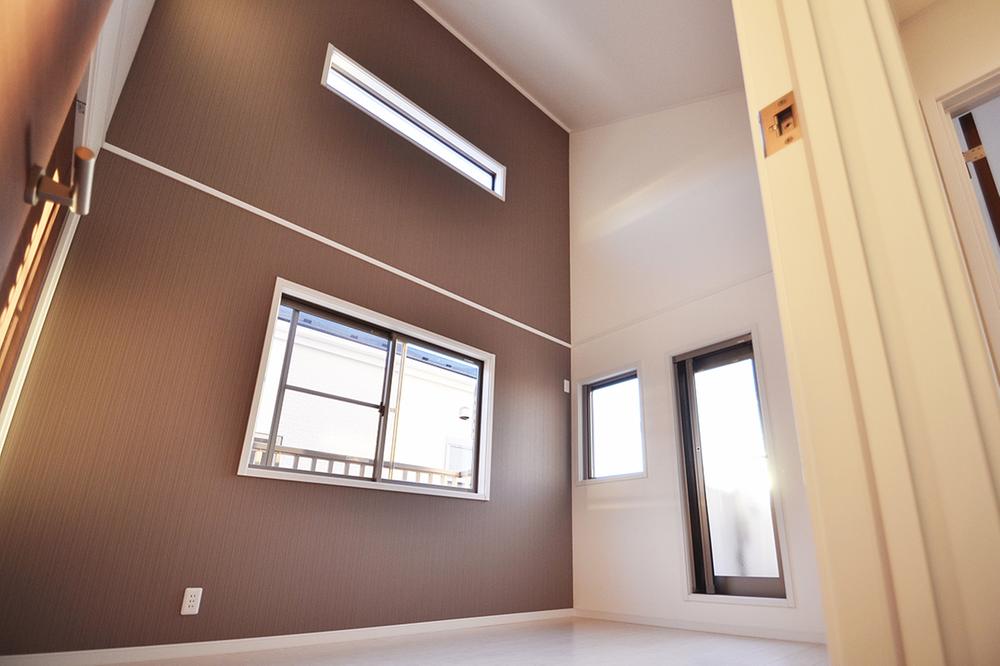 Non-living room. Since the upper atrium, The room is very bright.