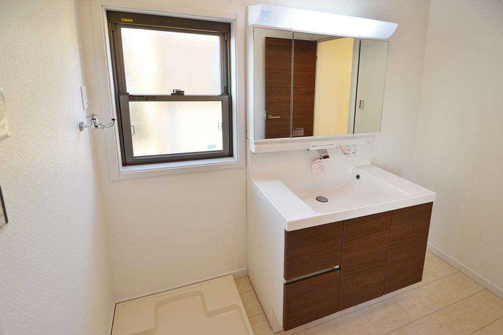 Wash basin, toilet. Since it has a white tones, It received a refreshing impression and cleanliness.