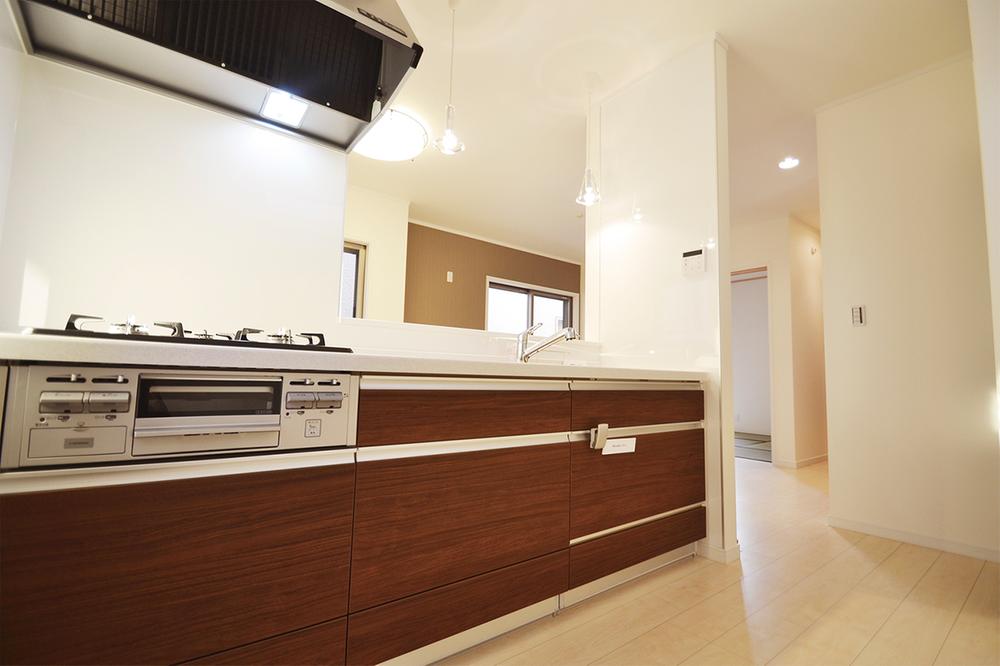 Kitchen. In easy-to-use face-to-face kitchen, 3-neck is a gas stove.