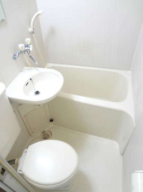 Bath. Clean unit bus!