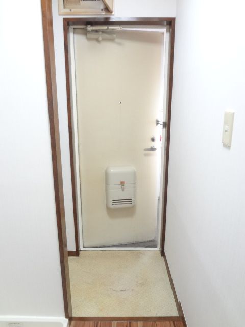 Entrance. Wide entrance hall!