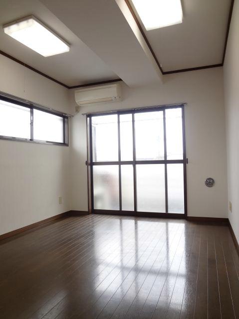 Living and room. Easy-to-use 1R!