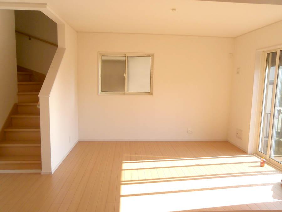 Same specifications photos (living). Was building completed. Such as the actual image from per yang, We have to wait all the time so you can see directly.