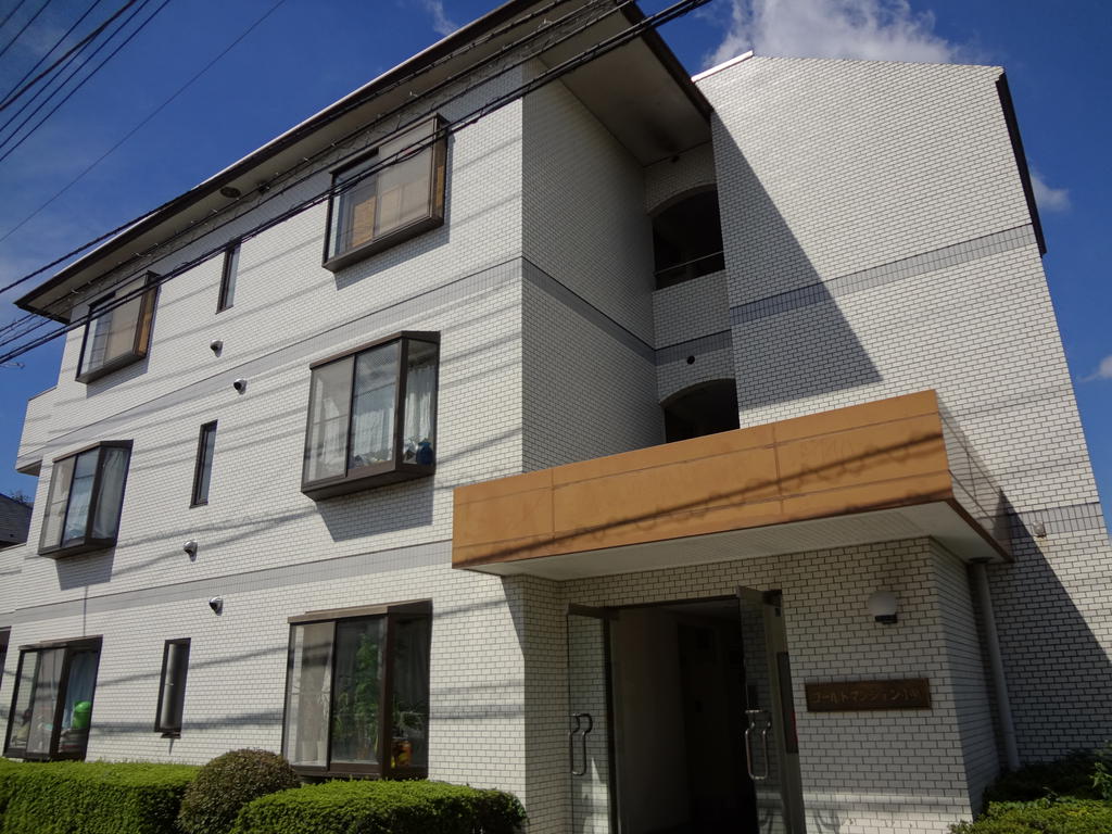 Building appearance. Entrance direction