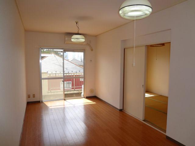 Living and room. Bright and spacious LDK!