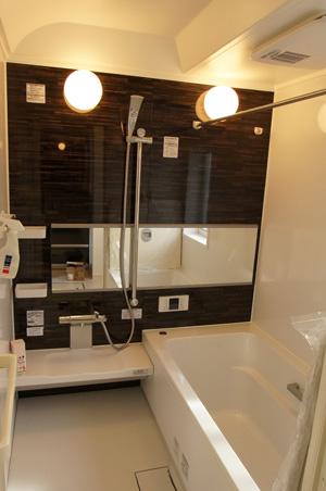 Bathroom. Indoor (July 2013) Shooting 2012.10.22 Shooting Our enforcement example TOTO made bathroom Thermos bathtub Hot Karari floor (on the floor friendly feet in the thermal insulation effect) adopted.  Same specifications Photos