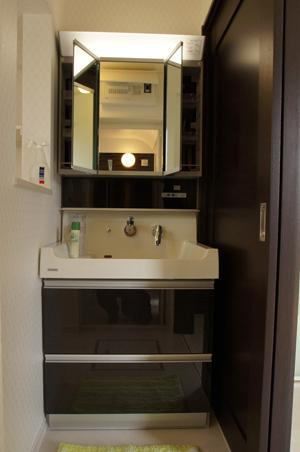 Wash basin, toilet. Indoor (July 2013) Shooting Our construction cases Bathroom vanity Cleanup made The surface of the stainless steel material is produce a feeling of luxury       Wide mirror selectable