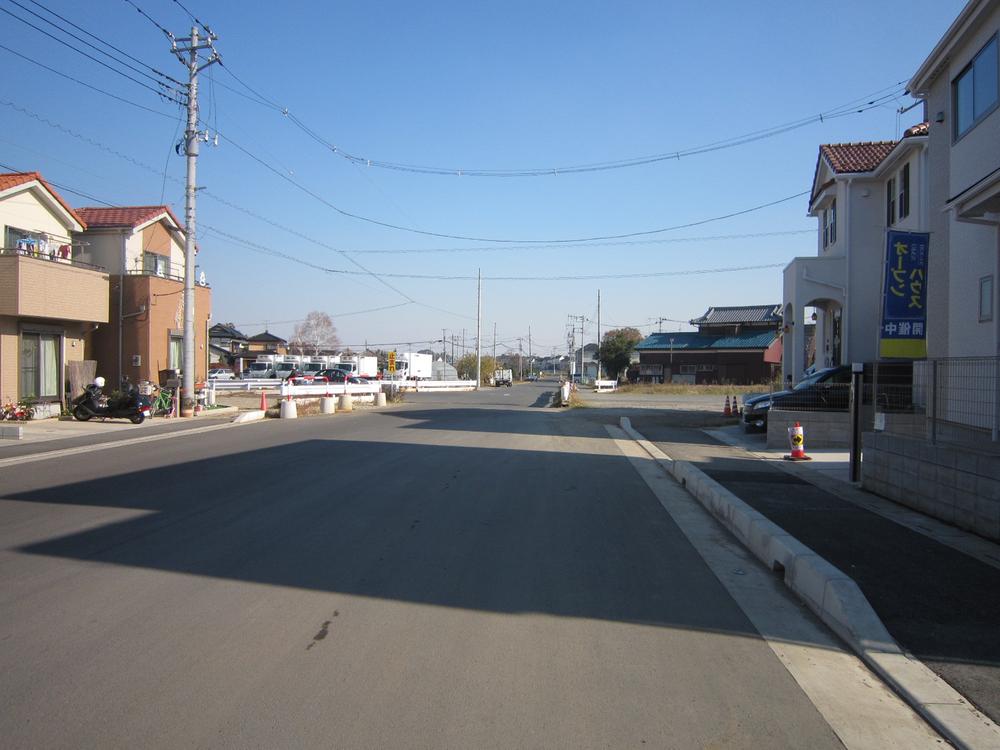 Local photos, including front road. Spacious front road ☆