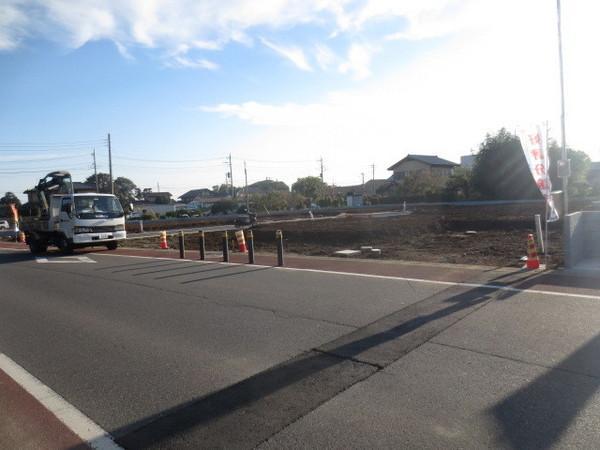 Local appearance photo. Green is rich in a quiet residential area