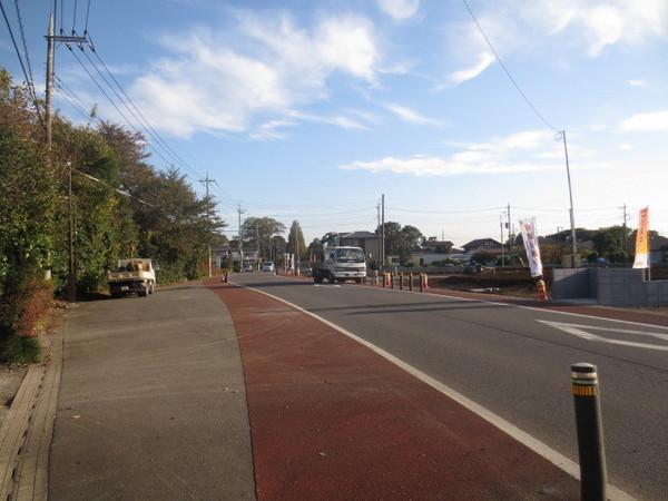 Local photos, including front road. Improvement has been the front road of sidewalk