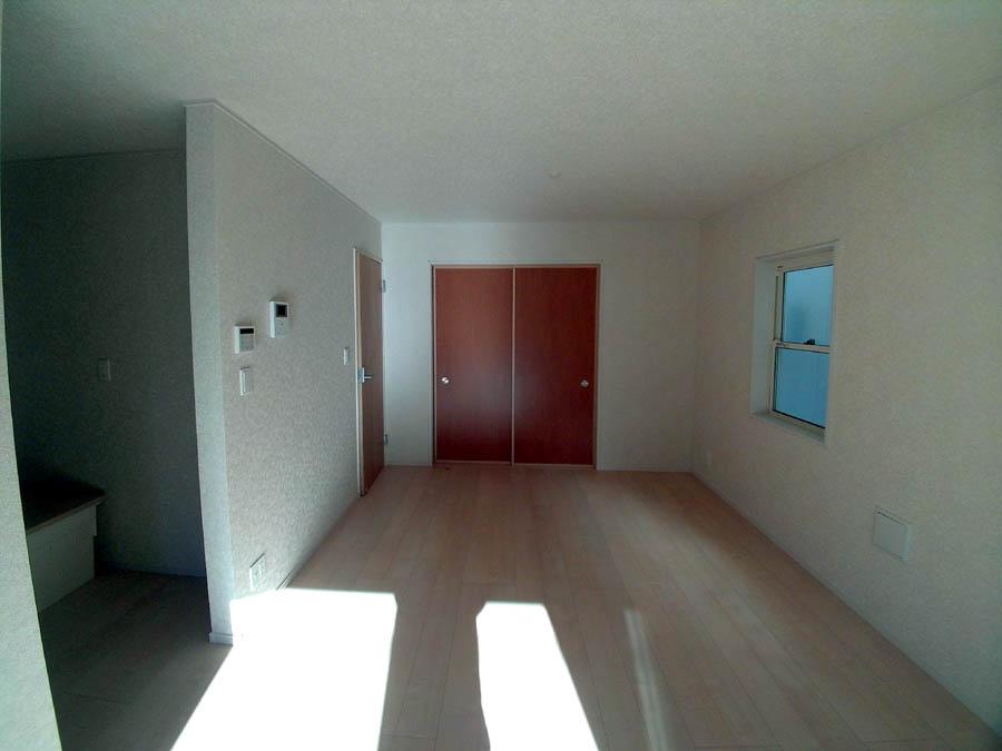 Living. Was building completed. Such as the actual image from per yang, We have to wait all the time so you can see directly.