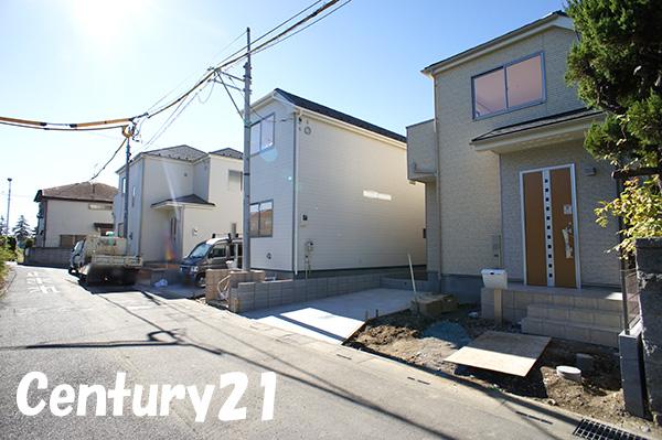 Local photos, including front road. 11 / 13 shooting