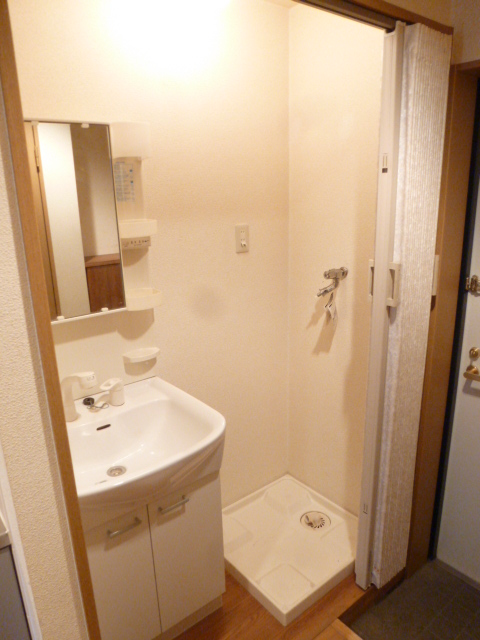 Washroom. Accordion type of partition can be water around