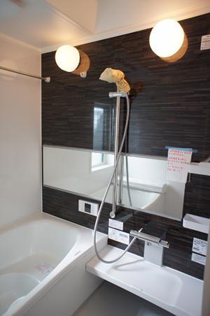 Bathroom. Indoor (April 2013) Shooting TOTO made bathroom Thermos bathtub Hot Karari floor (on the floor friendly feet in the thermal insulation effect) adopted. 