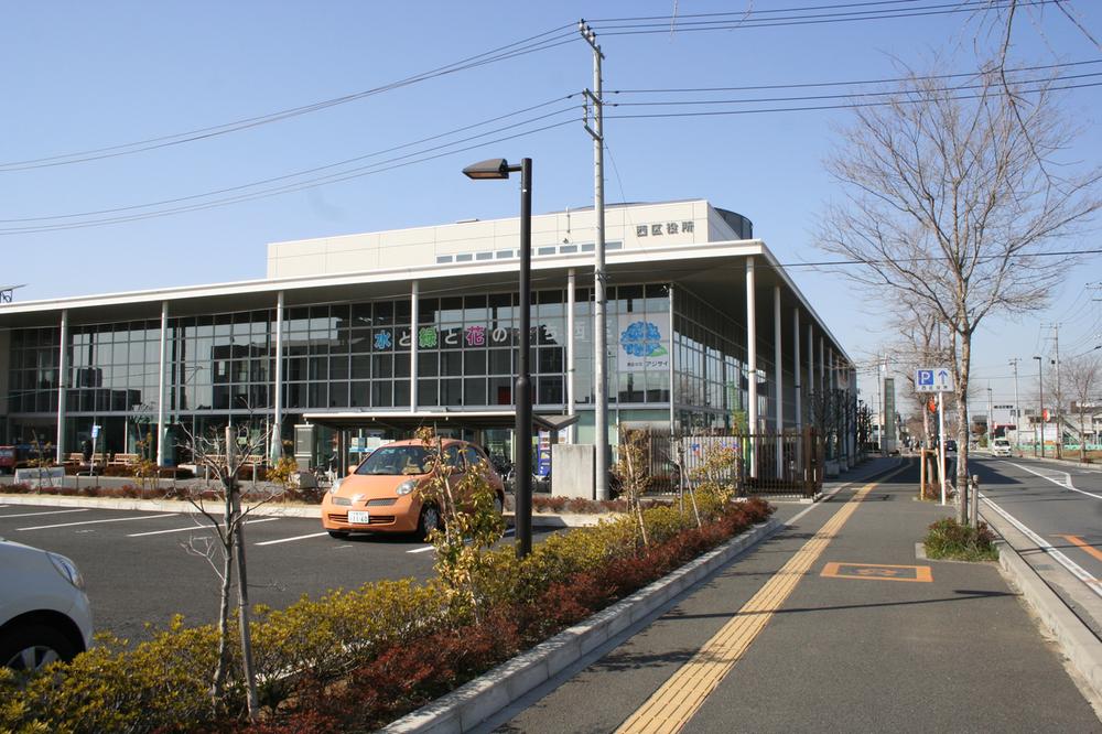 Government office. There is also a 420m courtyard and a children's corner to the west ward office. 